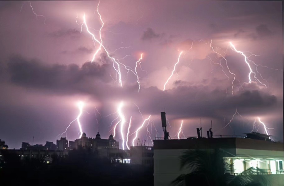 孕妇梦见打雷闪电倾盆大雨男孩女孩